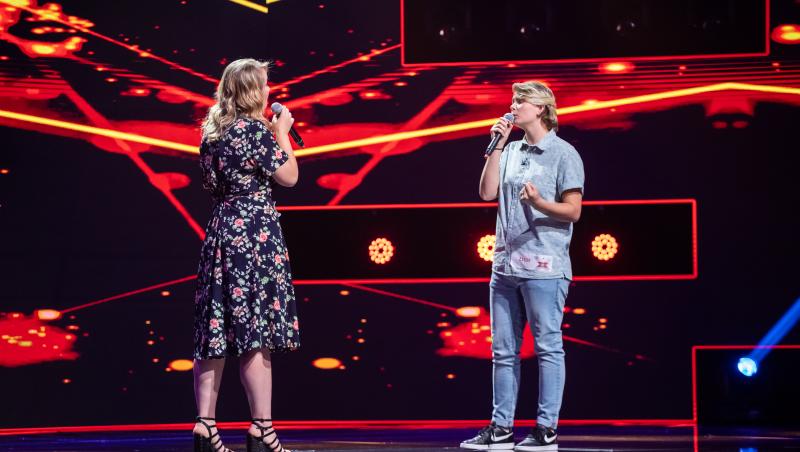 În cea de-a unsprezecea ediţie al sezonul 9 "X Factor", Diana și Ioana Conta au cântat piesa "Lovely".
