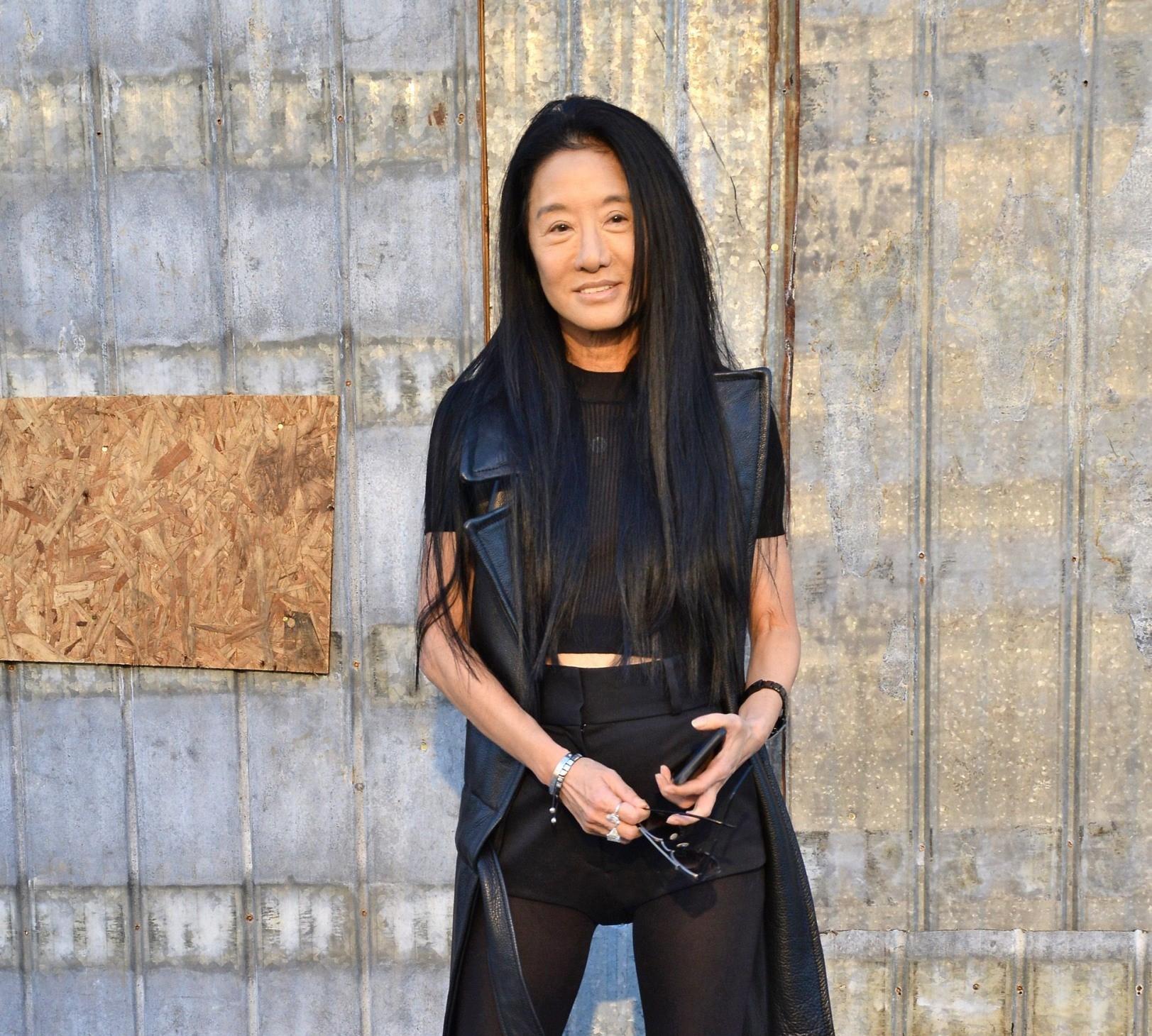 Vera Wang imbracata in negru