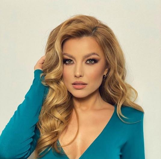 Elena Gheorghe, apariție provocatoare într-o pereche de pantaloni scurți și cizme mulate. Imaginea i-a cucerit pe fani