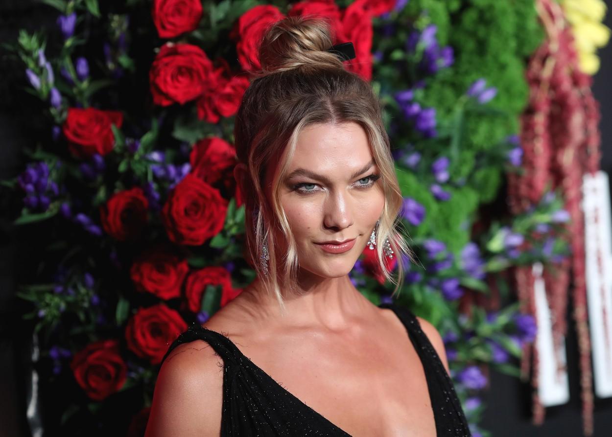 După luni întregi de speculații, a confirmat că este însărcinată. Cum arată burtica lui Karlie Kloss