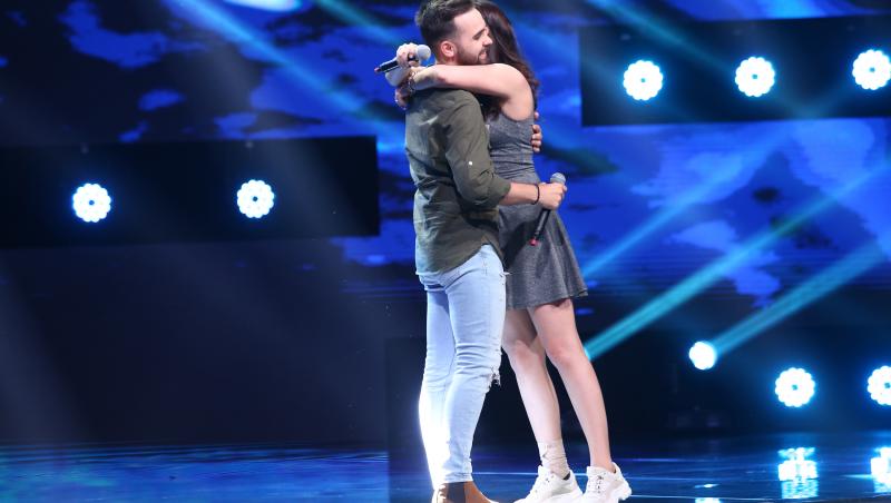 Teodora și Marian îmbrățișându-se după după prestația de la X Factor