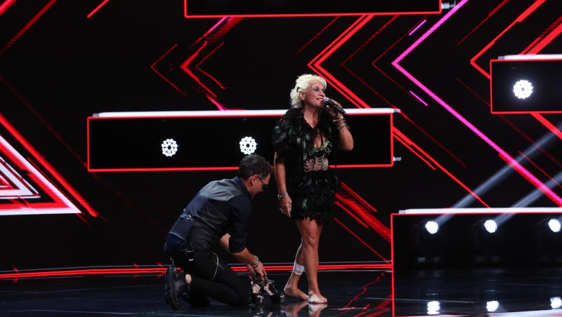 Silvia Mitrache s-a descălțat pe scena X Factor