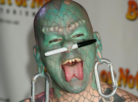 A fost poreclit “Omul șopârlă” după ce și-a despicat limba și umplut corpul de tatuaje. Cum arăta Erik Sprague înainte