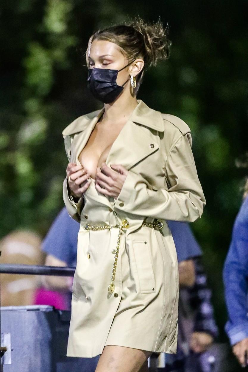 Bella Hadid, într-un trench bej