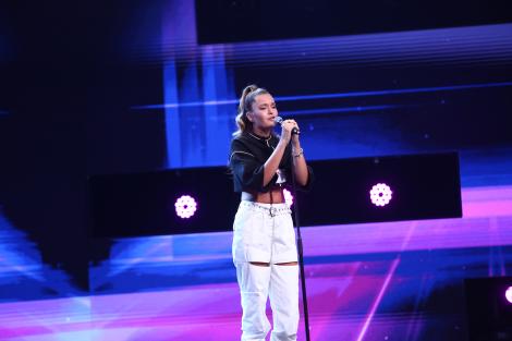 X Factor 2020. Andrada Făină a zguduit scena X Factor cu vocea ei suavă. “Te-ai simți mai bine într-un grup”