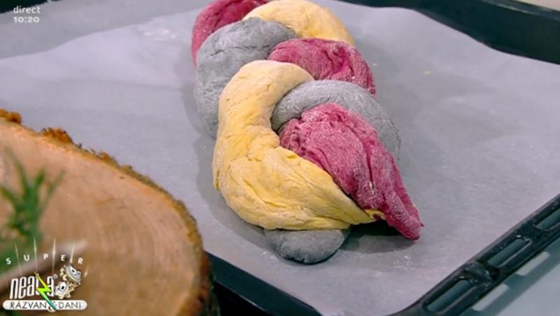 Pâine tricoloră pregătită pentru coacere