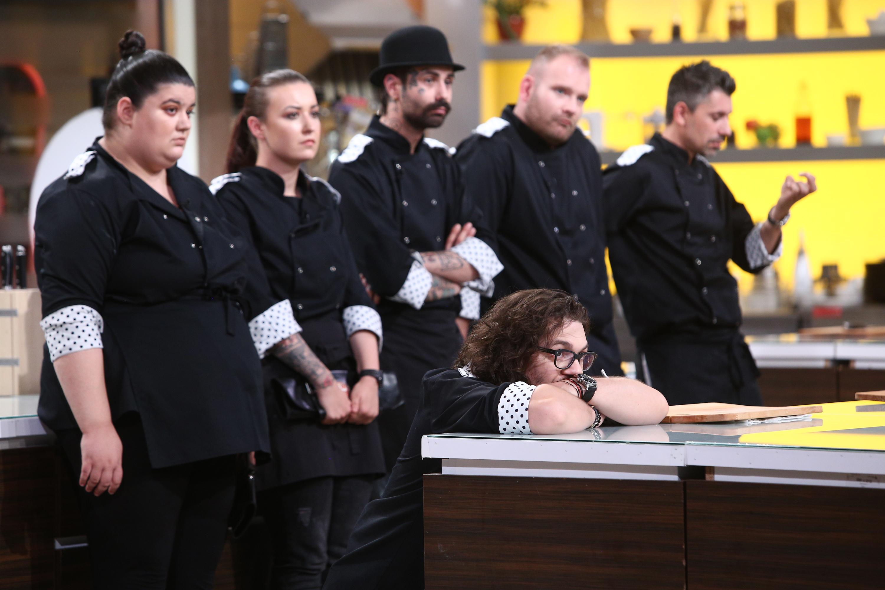 Florin Dumitrescu, jurat al emisiunii „Chefi la cuțite”, alături de concurenții săi