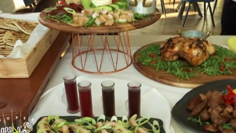 Platouri cu preparate tradiționale pentru Ziua Națională a României, într-un restaurant din București