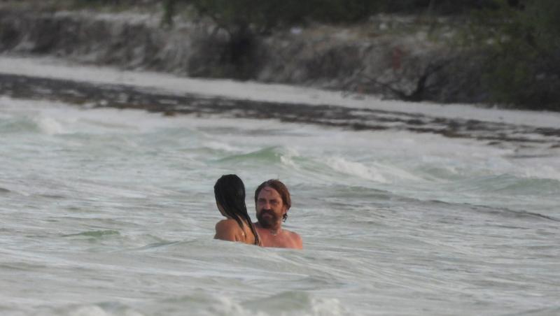 Gerard Butler, în valurile oceanului, alături d eo femeie misterioasă