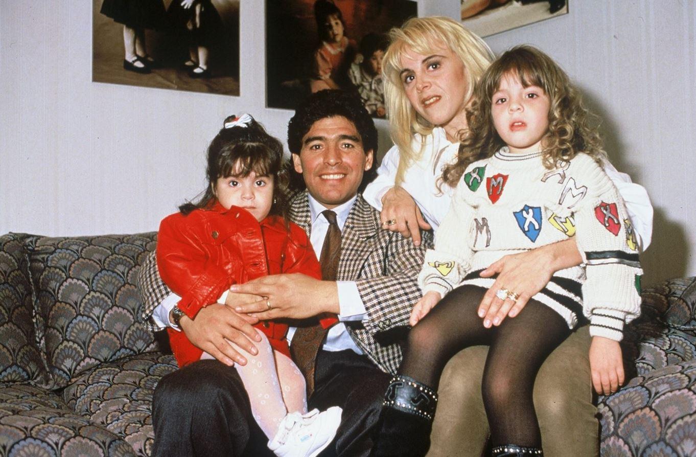 Diego Maradona cu sotia Claudia Villafane si cele doua fiice