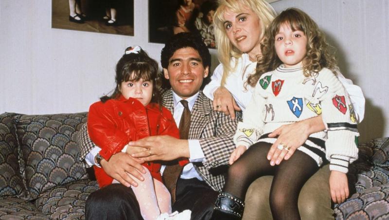 Diego Maradona cu sotia Claudia Villafane si cele doua fiice