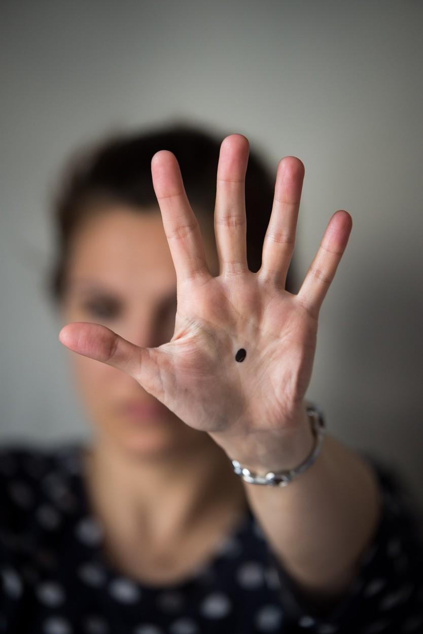 Anunță poliția dacă vezi vreodată o persoană cu punct negru &icirc;n palmă. Ce &icirc;nseamnă acest desen