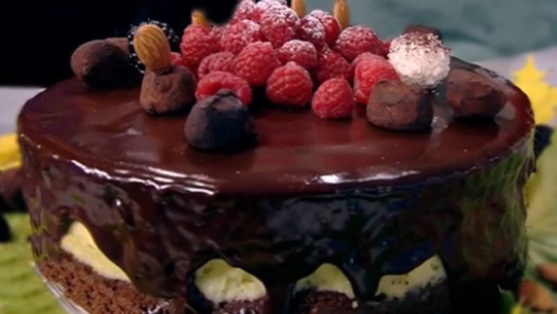 Tort festiv cu ciocolată și cremă de vanilie