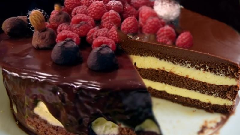 Secțiune tort festiv cu ciocolată și cremă de vanilie