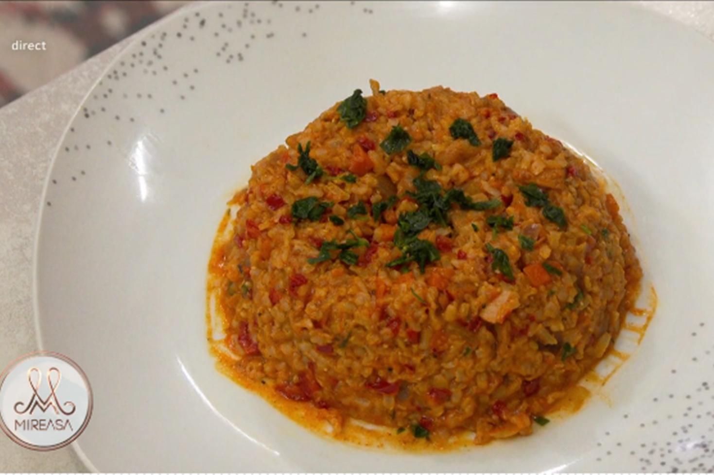 David și Andra gătesc o rețeta vegană de orez cu soia și legume