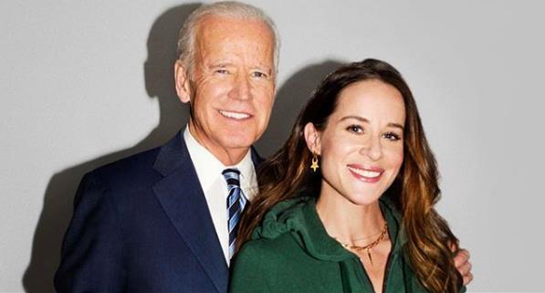 Joe Biden alături de fiica sa, Ashley Biden. Noul președinte american este îmbrăcat într-un costum albastru, iar fiica lui într-un hanorac verde.
