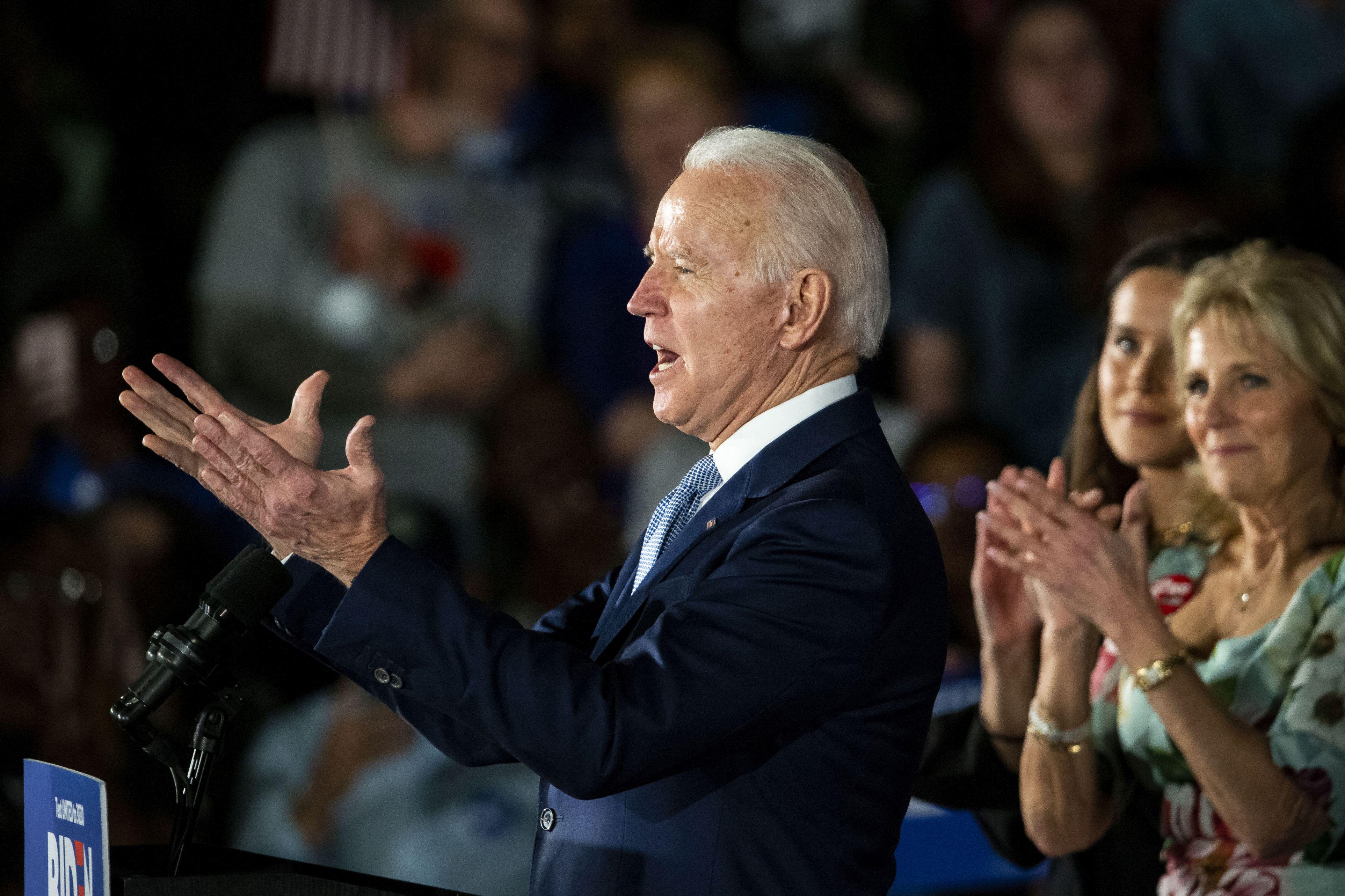 Jo Biden ține un discurs, susțiunt fiind de fiica și soția acestuia, Ashley și Jill Biden