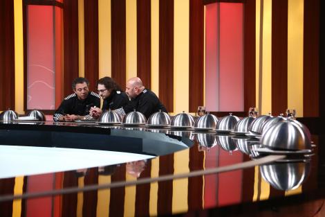 Jurații emisiunii „Chefi la cuțite” au degustat rețetele concurenților! Ce surpriză au găsit în farfuria unui bucătar