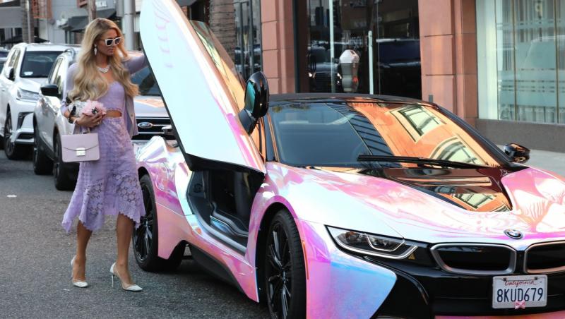 Paris Hilton lângă noua sa achiziție, un BMW de culoare roz