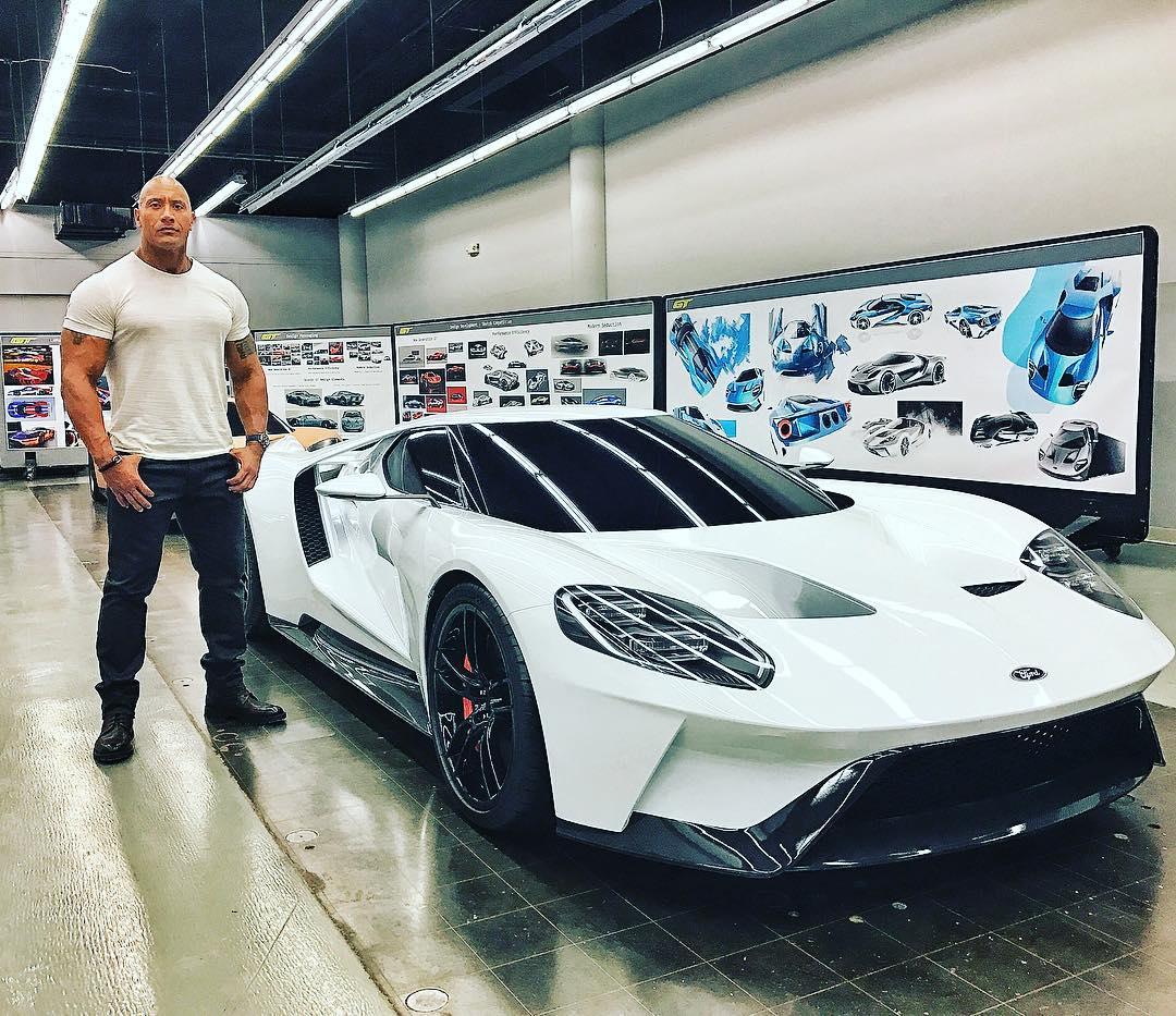 Dwayne ''The Rock'' Johnson lângă un Ford alb