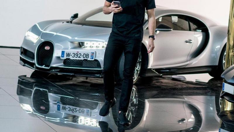 Cristiano Ronaldo lângă mașina ta Bugatti