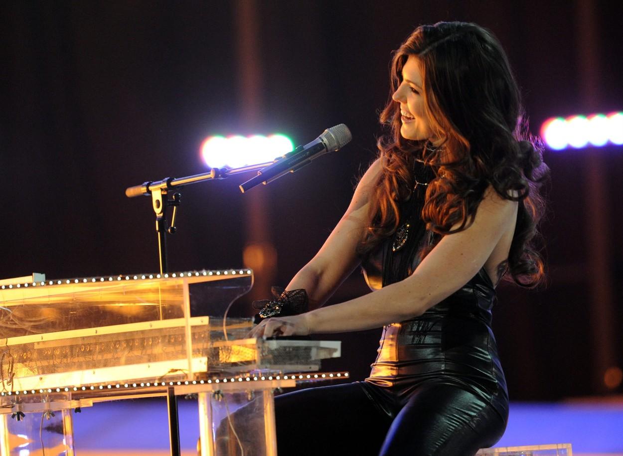 Paula Seling, pe scena Eurovision, in timp ce canta la pian
