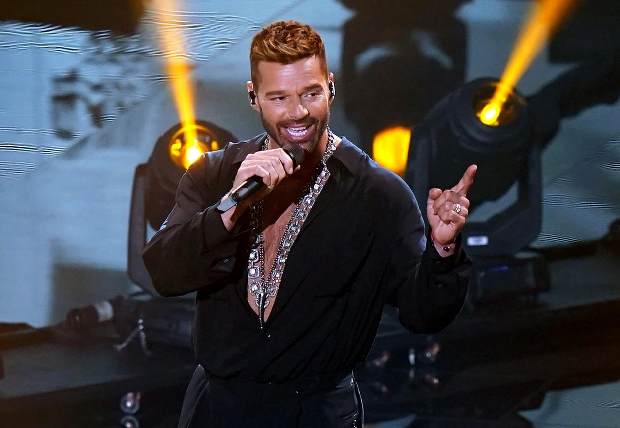 ricky martin, fotografiat pe scena, cand interpreteaza una dintre piesele sale