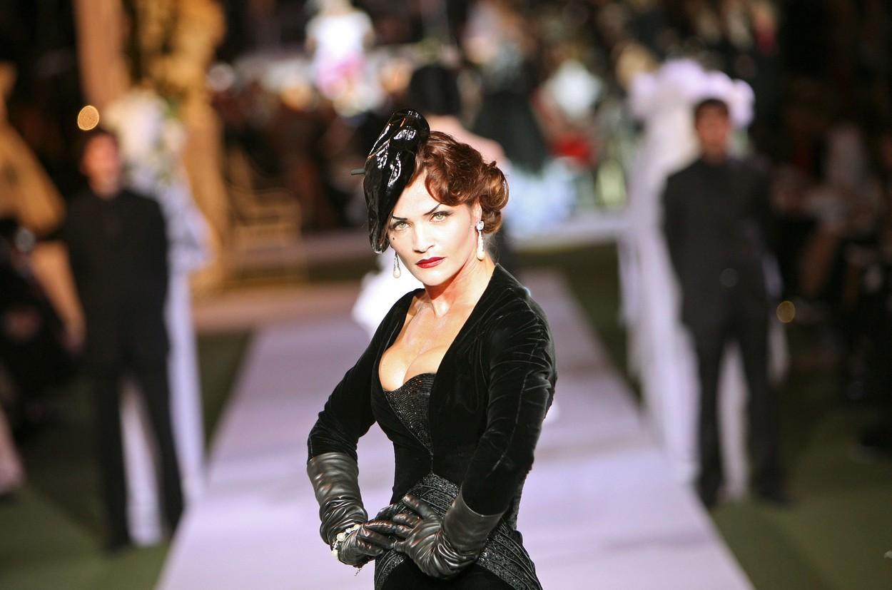 Helena Christensen, pe podiumul de moda, in timpul unei prezentari Dior