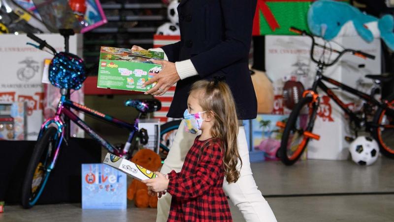 Melania Trump, sotia lui Donald, la un eveniment cu multi copii, la care poarta o tinuta superba