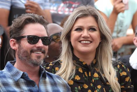 Kelly Clarkson își acuză soțul că i-ar fi furat milioane din cont. Dezvăluirile făcute după anunțul că vrea să divorțeze
