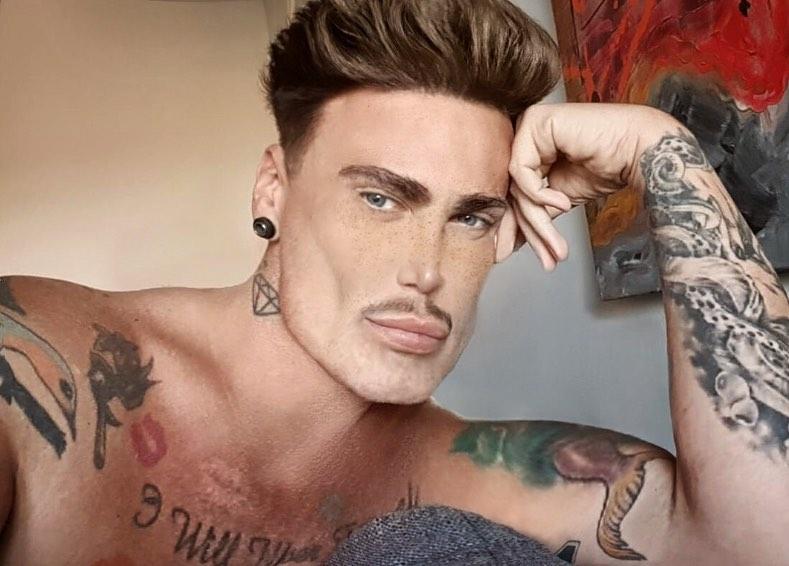 Neven Ciganovic, barbatul ken, selfie in care isi arata tatuajele si corpul sculptat