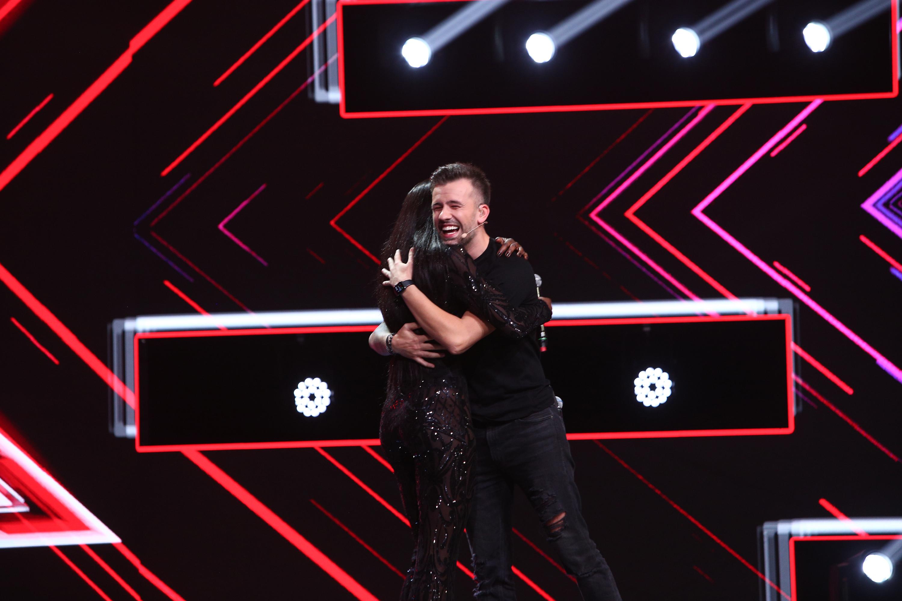 Naomi Hedman si Florin Ristei in auditiile emisiunii X Factor, se imbratiseaza