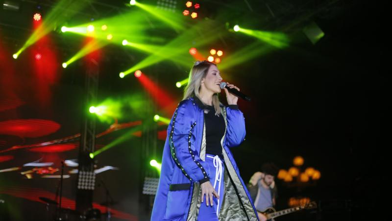 Alina Eremia, susținând un concert la deschiderea Targului de Craciun din Timisoara, în 2017