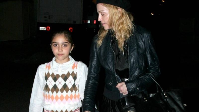 Madonna si Lola, fiica ei. Lola este imbracata intr-o bluza alba, iar Madonna intr-o geacă neagră de piele