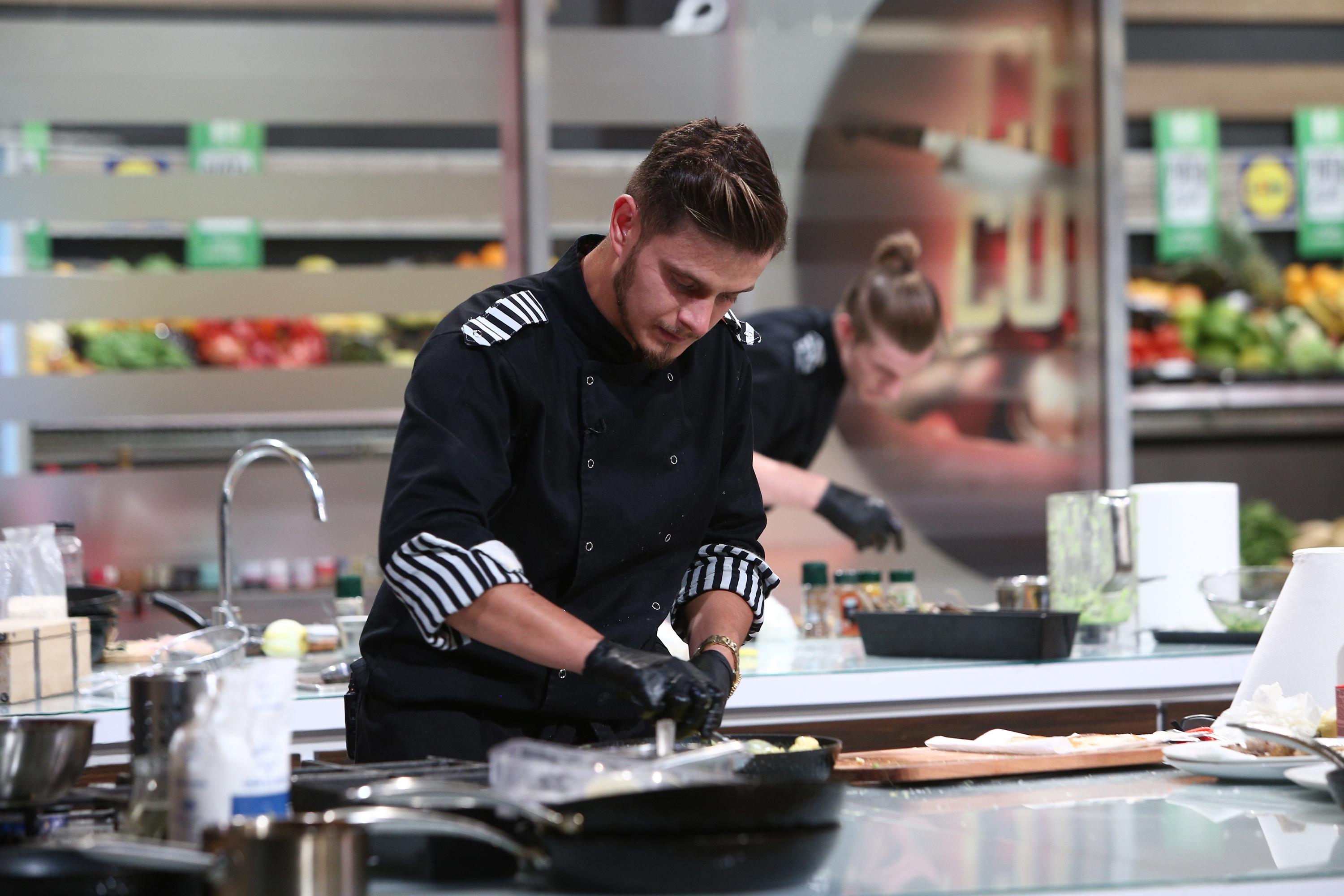 Ionuț Belei, gătind în Semifinala Chefi la cuțite