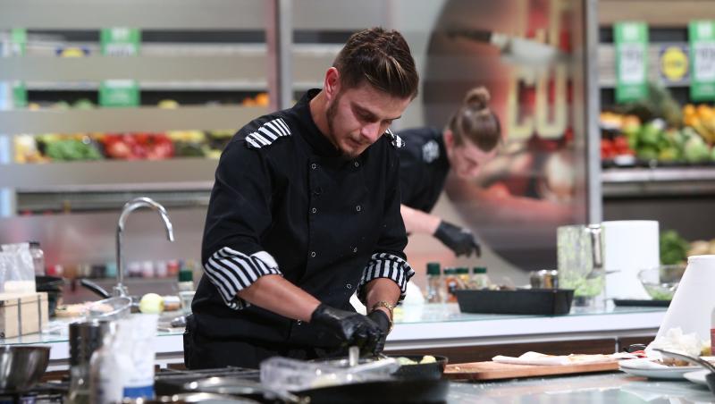 Ionuț Belei, gătind în Semifinala Chefi la cuțite. Tânărul de 25 de ani a avut parte de surprize emoționante în această ediție