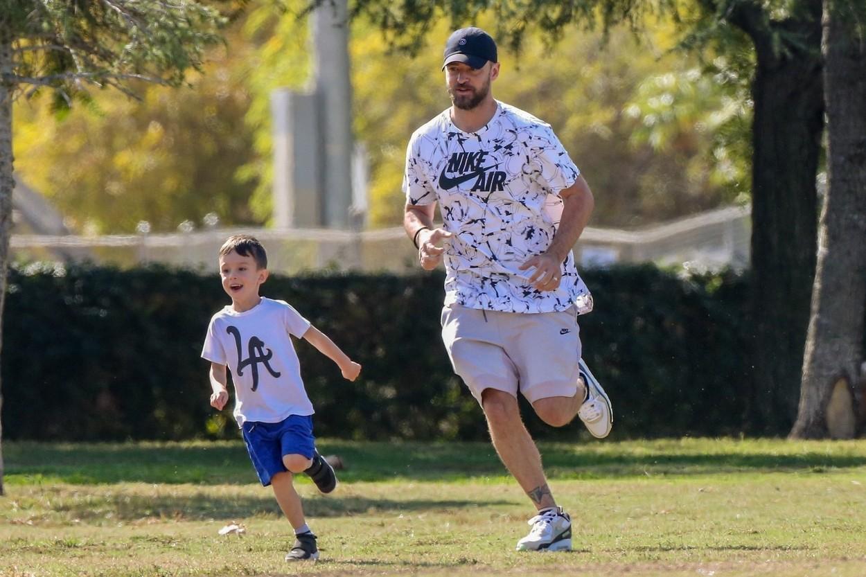 Justin Timberlake jucându-se cu fiul său în parc