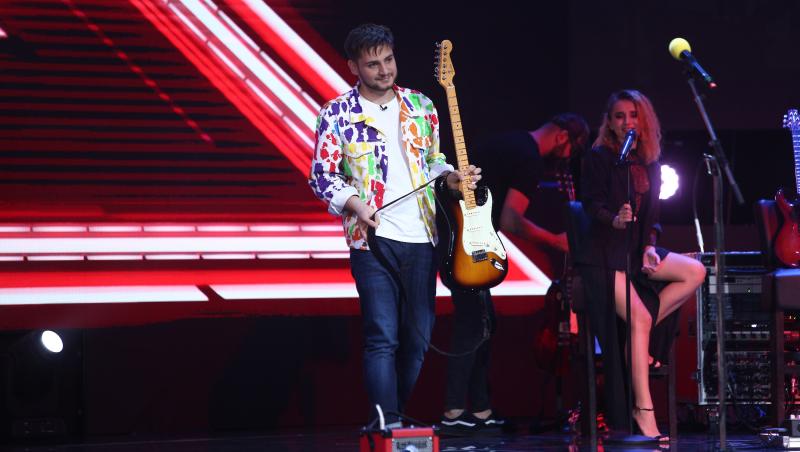 De-a lungul sezonului 9 X Factor, Adrian Mihai Petrache a reușit să-i încânte pe jurați cu talentul, energia și atitudinea lui