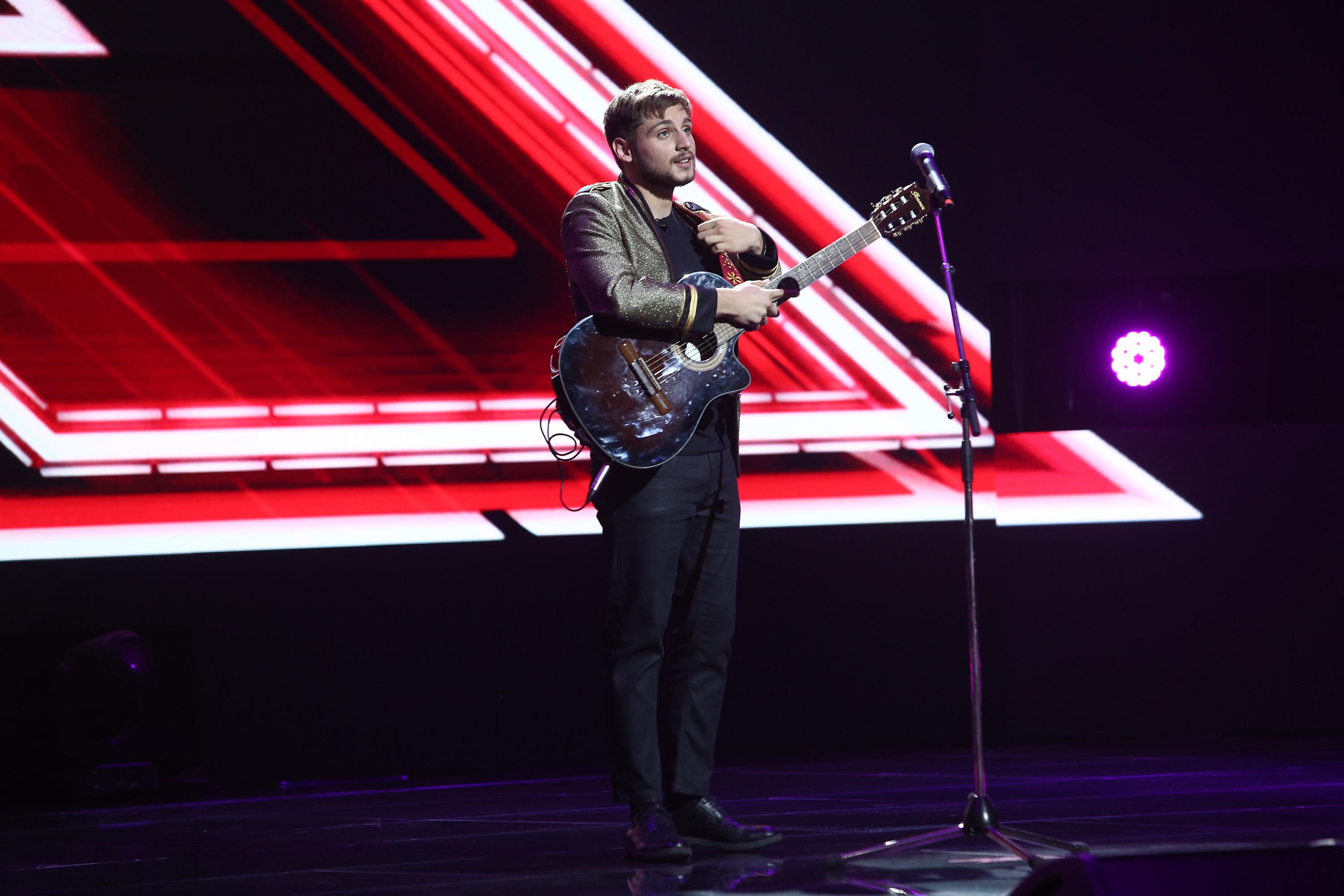 Adrian Petrache, cântând la chitară, pe scena X Factor 2020