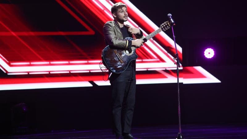 Adrian Petrache, cântând la chitară, pe scena X Factor 2020