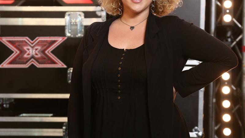 Sonia Mosca, într-o ținută neagră, în culisele X Factor 2020