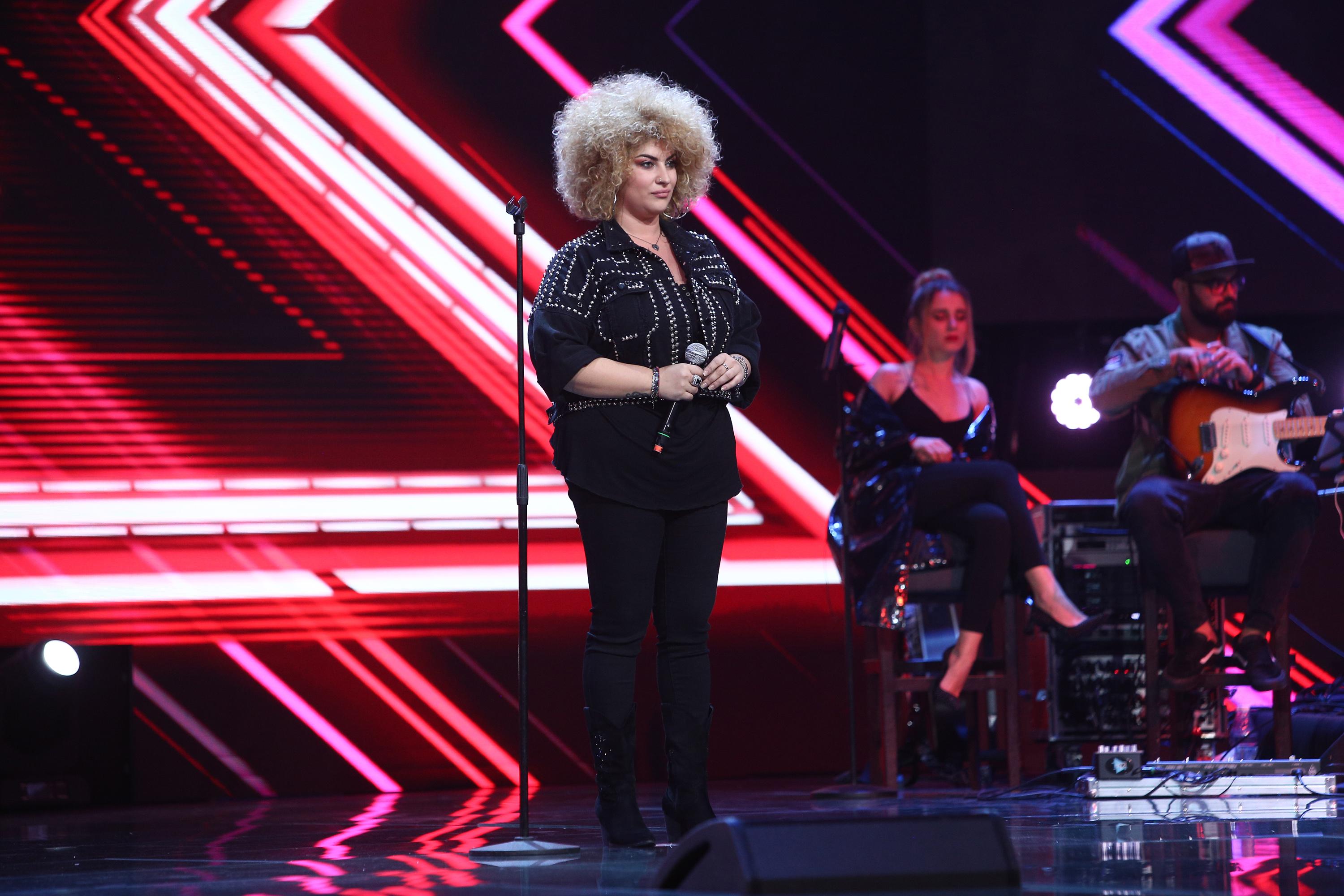 Sonia Mosca, cântând pe scena X Factor 2020