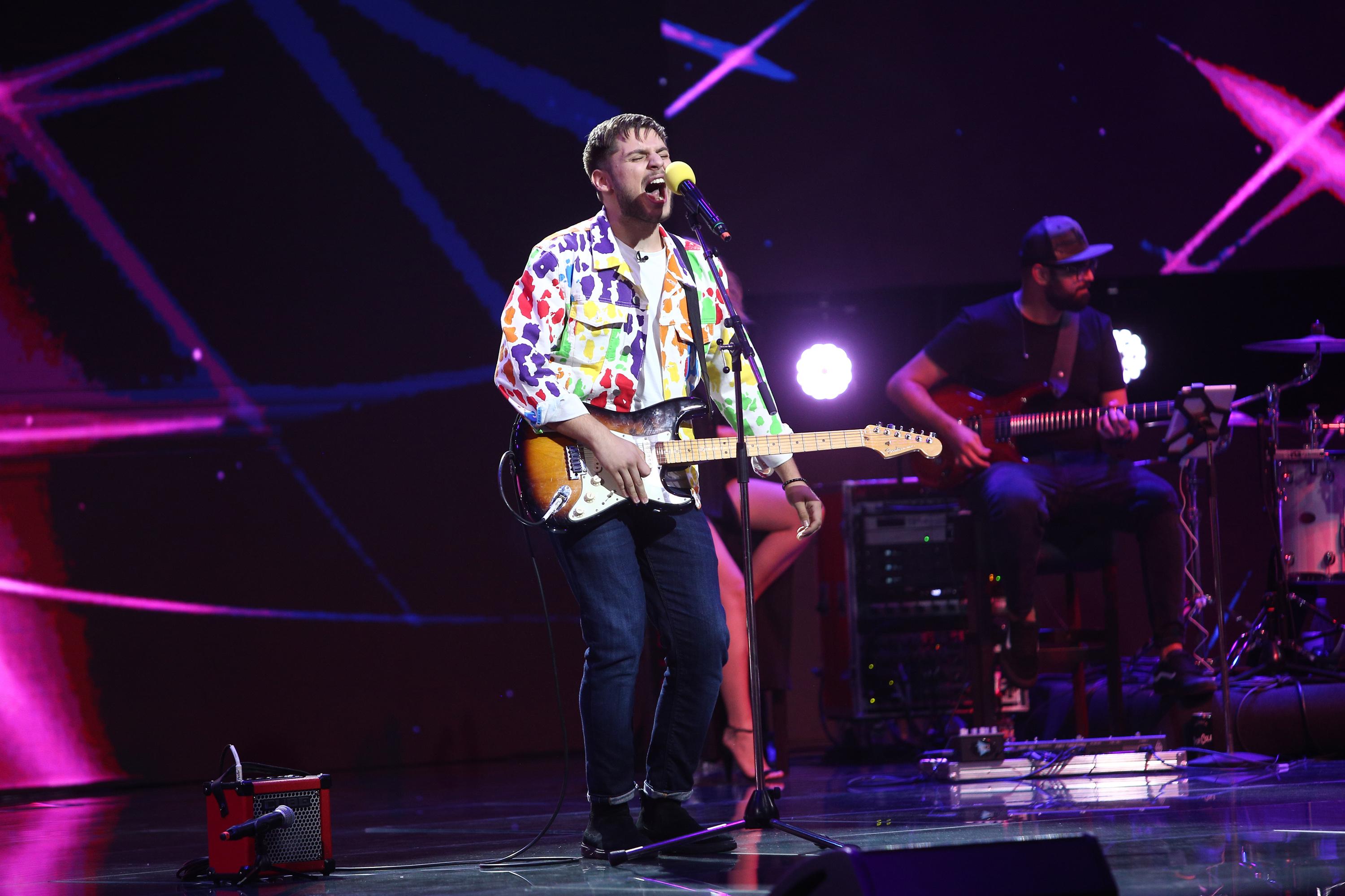 Adrian Petrache, cântând la chittară, pe scena X Factor 2020