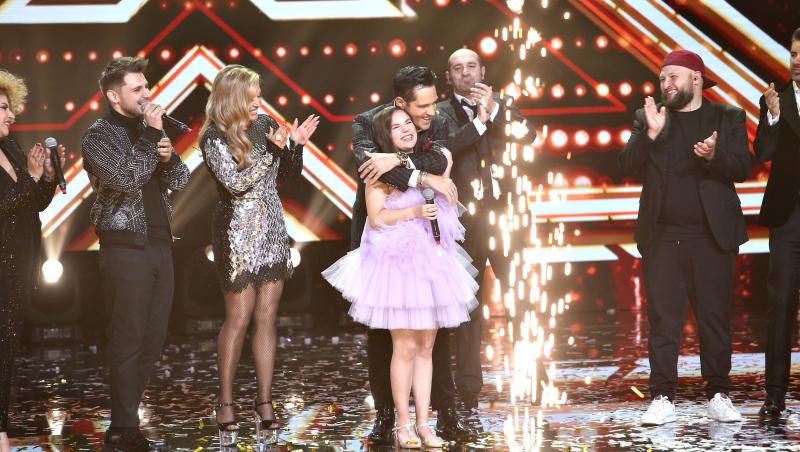 Andrada Precup e îmbrățișată de Ștefan Bănică, după aflarea rezultatului voturilor în Finala X Factor 2020