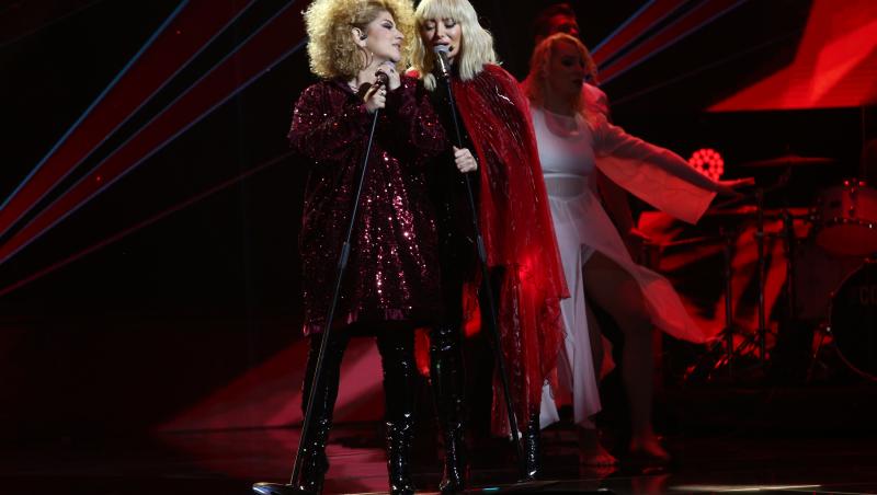 Sonia Mosca, cântând pe scena X Factor 2020 alături de Delia