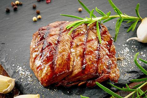 Cum se marinează carnea de porc pentru reușita celei mai gustoase fripturi
