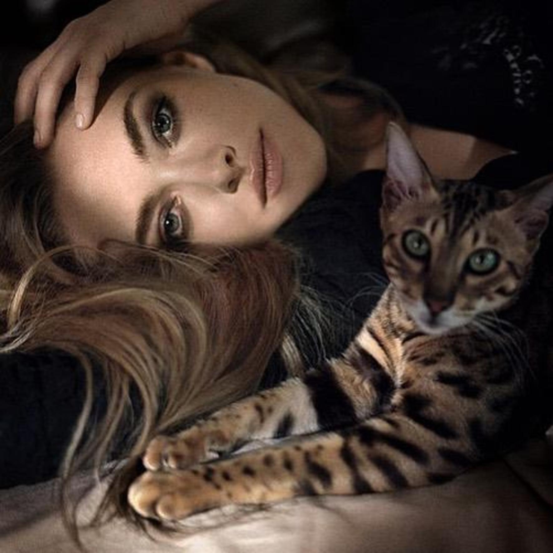 Amanda Seyfried fotografiată cu o pisică