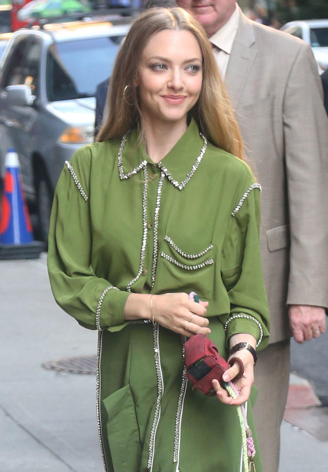 Amanda Seyfried pe strada, intr-o rochie verde