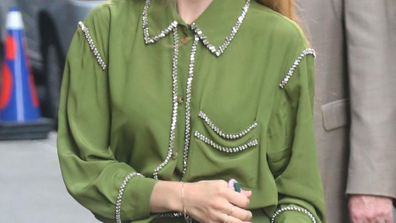 Amanda Seyfried pe strada, intr-o rochie verde