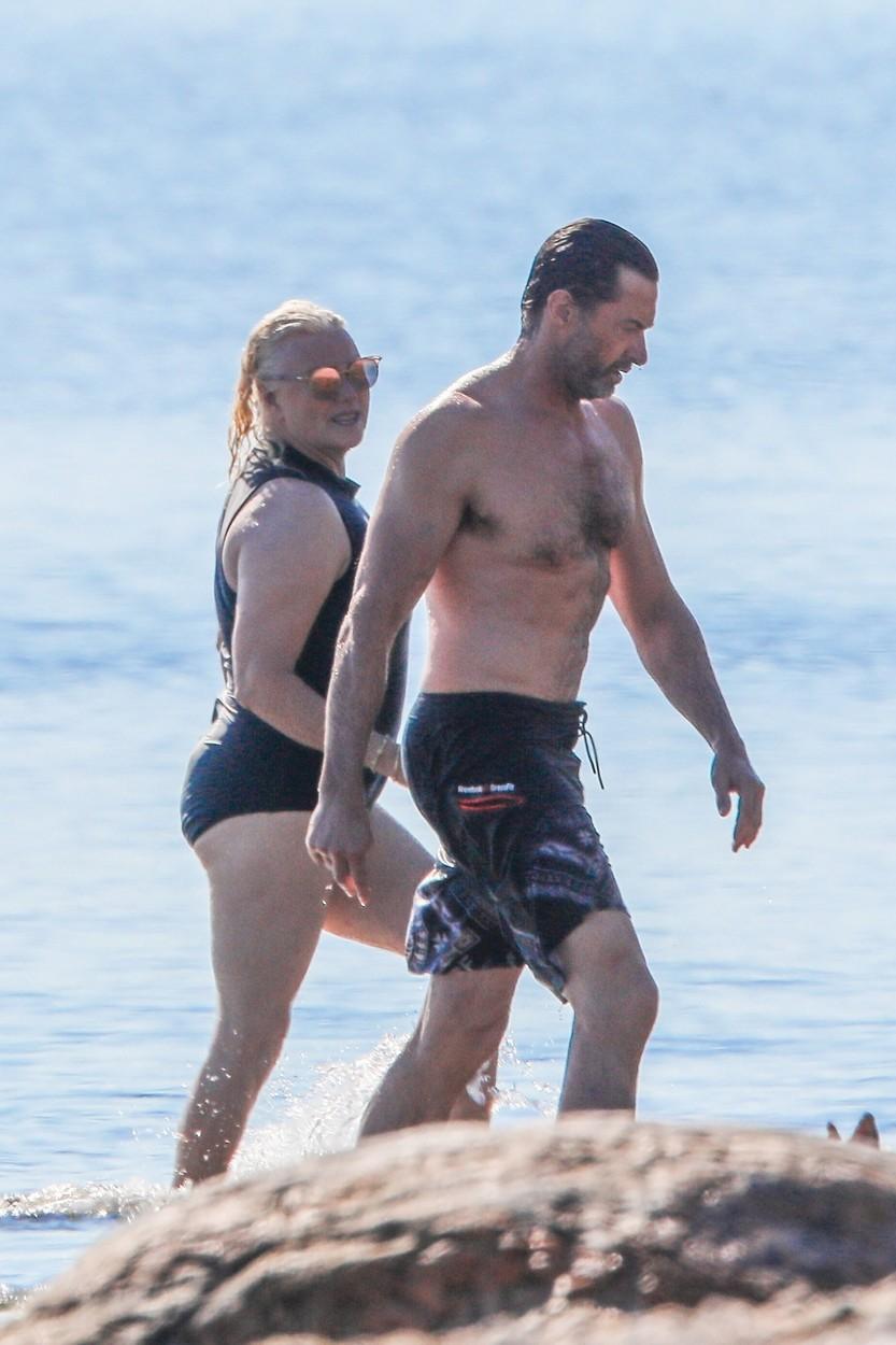 Hugh Jackman, surprins la plajă alături de soția lui, cu 13 ani mai în vârstă